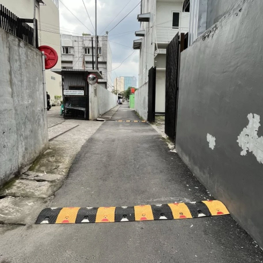 contoh pemasangan speed bump